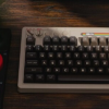 您可以获得像Commodore 一样设计的8BitDoPC键盘并配有操纵杆